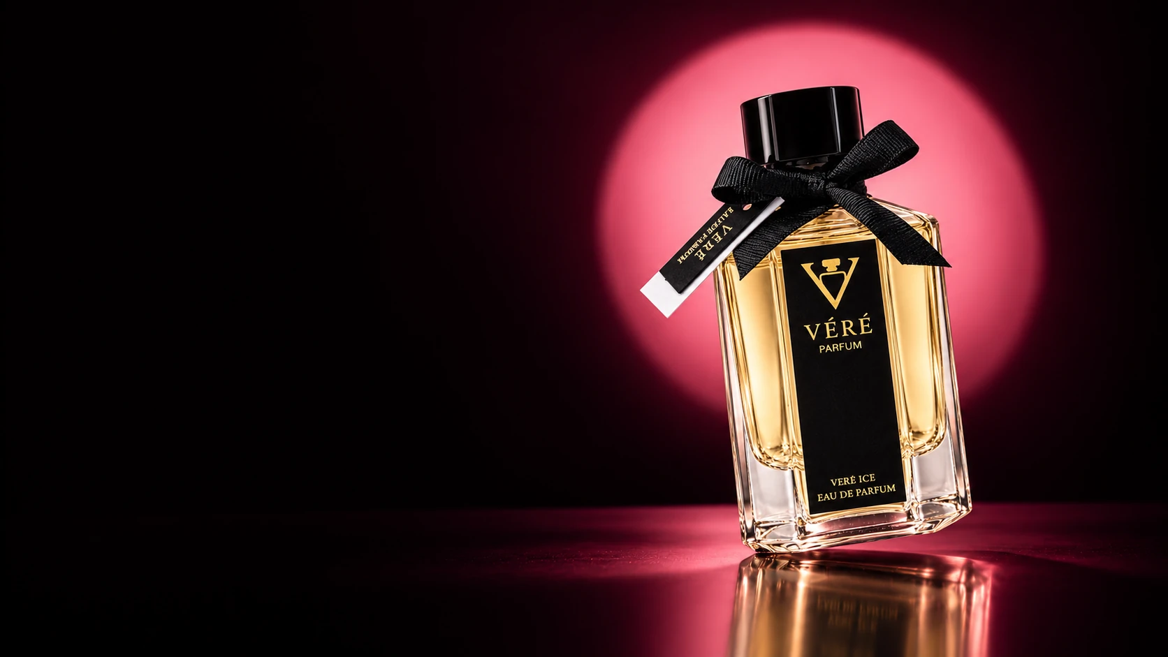 黑色背景与局部玫粉光圈中的 VÉRÉ 香水
