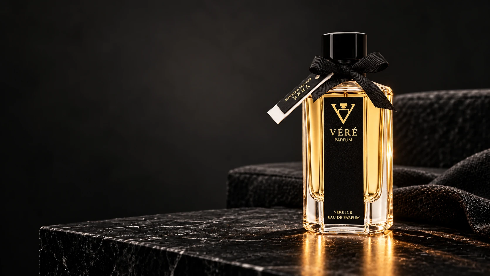 暖金与沙岩黑光影中的 VÉRÉ 柑橘与薰衣草香水